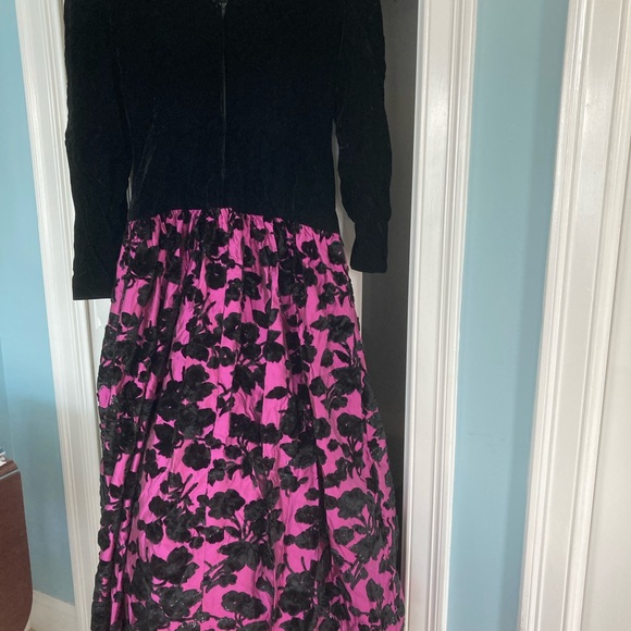 Beautiful velvet and taffeta ball gown - Picture 3 of 5